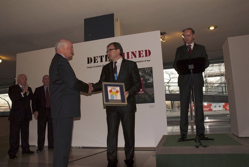 Mr James F. Lawrence, Acting Director PM/WRA receives the ITF Appreciation Plaque