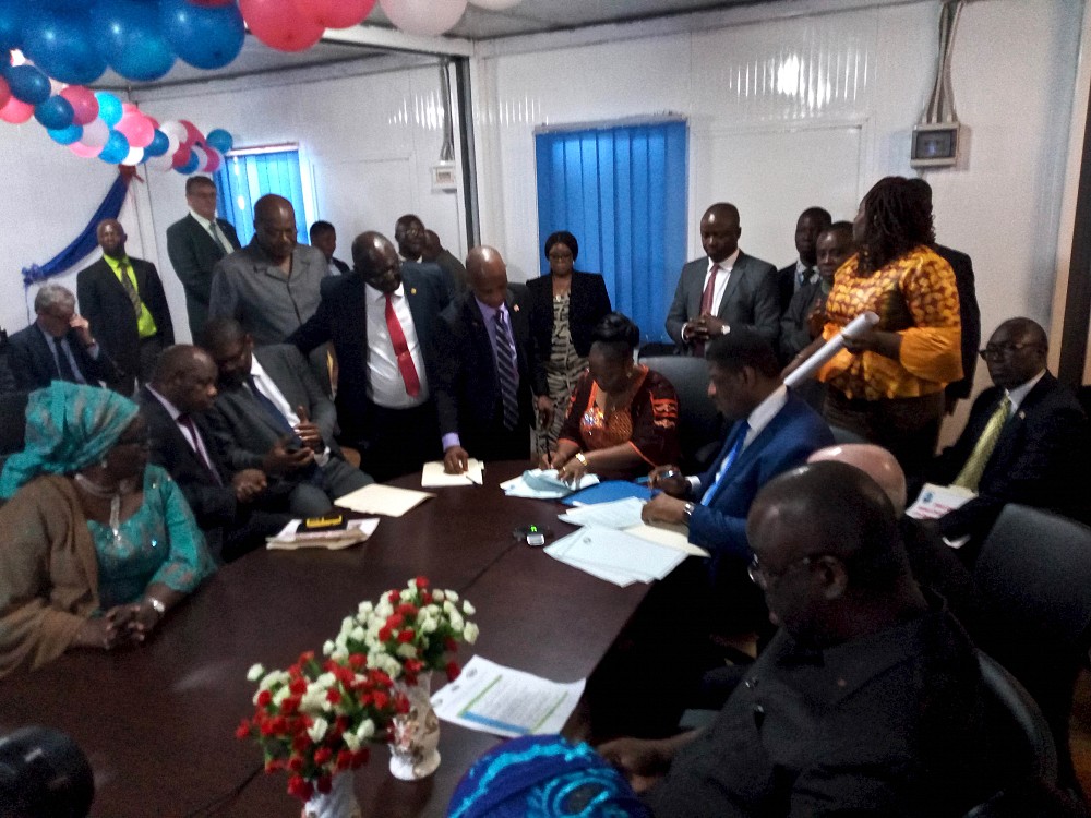 Ms Jewel Howard Taylor, Vice-President of Liberia, and Mr Marcel De Souza, ECOWAS President, signing the Memorandum of Understanding on the occasion of the opening of the Early Warning and Response center in Liberia.