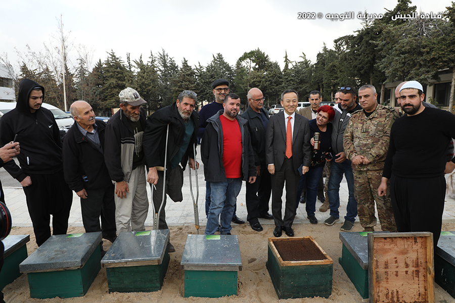 Ambassador Il Park and the participants with the received beehives (Photo: LAF).